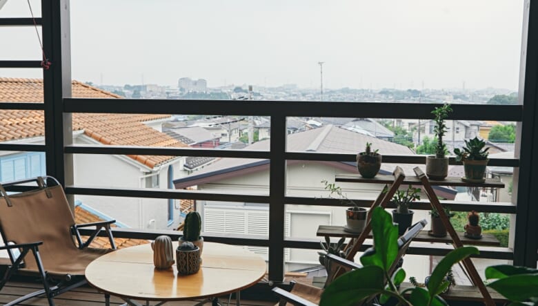 「G-LOG なつ」の最大の特徴といえる軒下のベランダ“NIDO”。約10畳で、奥行も2メートル以上あるため、さまざまな使い方が可能。今村さん宅では、スノーピークのテーブルとゼインアーツのチェアを常設。