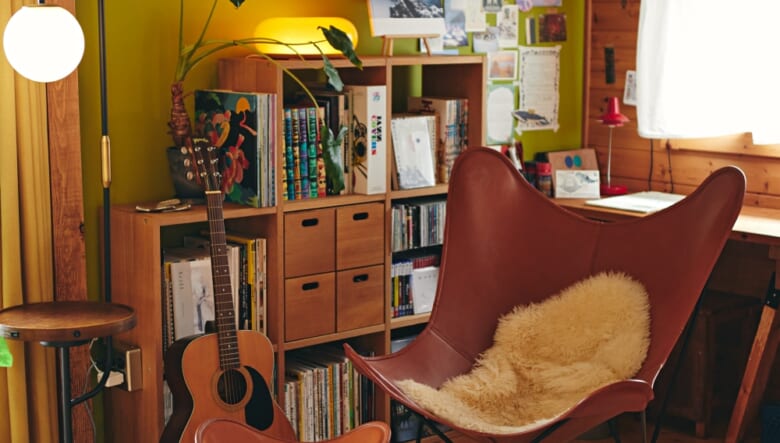 リビングに併設された書斎では、クエロのBKFチェアとフラインググースを愛用。