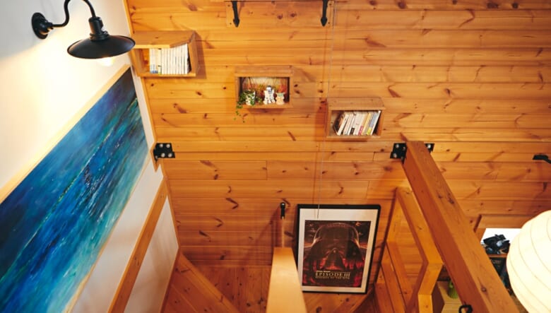 階段に取り付けられた本棚は、じつは愛猫“おゆまる”のために作られたキャットタワー。