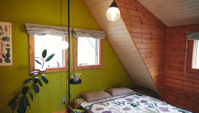 ベッドルームは山小屋を意識したナチュラルな空間。現在はお子さんが小さいため低層ベッドに。