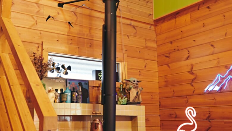 ダイニングの一角はウッドデッキまで繋がる土間スペースになり、ヨツールの薪ストーブ、F305が鎮座。吹き抜けにあるため、ダイニングとリビングが同時に素早く暖まる。