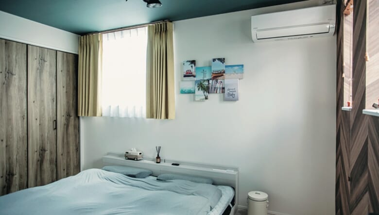 主寝室は西海岸の雰囲気で統一し、一面をヘリンボーン柄のアクセントウォールに。