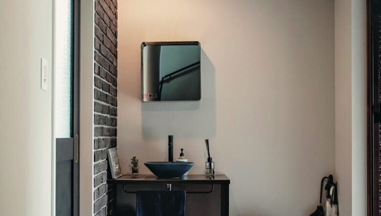 土間に取り付けた手洗い場は、来客時のほかキャンプ帰りにも重宝している。鏡はダルトンのもので、雰囲気のある正方形の天井ライトはハモサ。