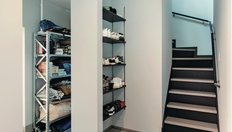 階段横にシューズラックをガチャ柱で設置。ガレージから土間、玄関までがひとつながりに。