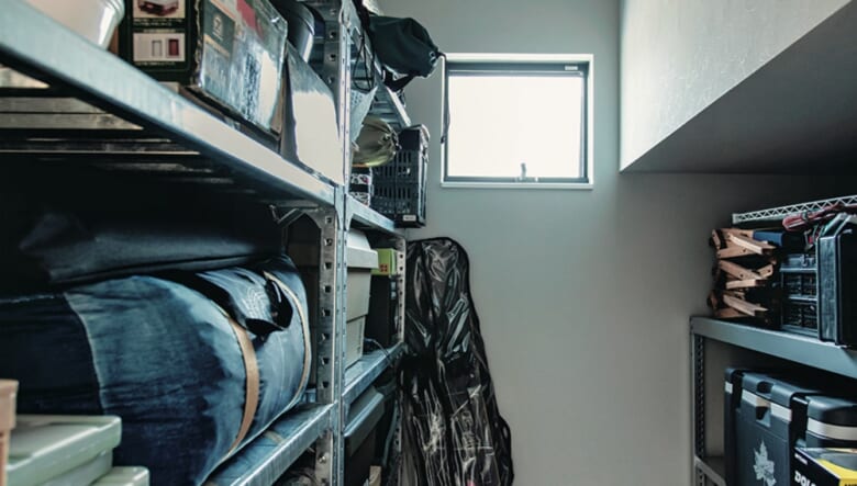 土間に向かって左側にダルトンのインダストリアルなラックを。右側はネットで購入したラックを設置。