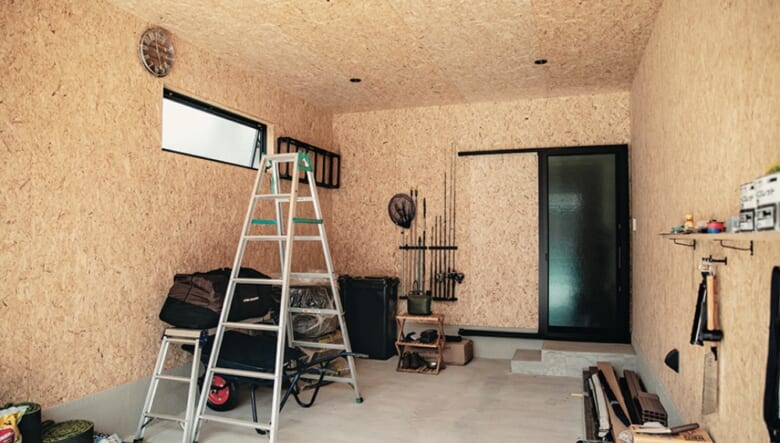 雨に濡れることなくクルマから荷物の積み下ろしができるガレージ。DIYできるようOSB合板の壁でオーダー。