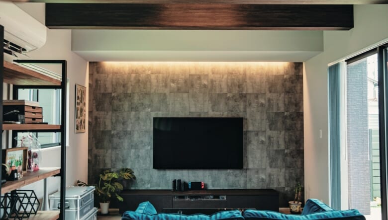 テレビ裏の壁は、アクセントがほしいとクロスを変更。ダルトンホームの成約特典として100万円分の家具を選ぶことができるため、インテリアのほとんどをダルトンで揃えた。「好きなブランドなので嬉しい特典です!!」。