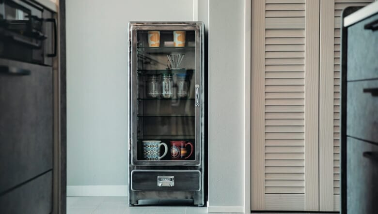 お気に入りのマグなど、ディスプレイとして活用しているチェストもダルトン。