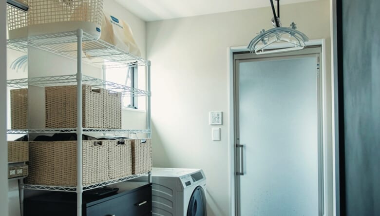 大好きだというヘリンボーン柄の床の洗面所。