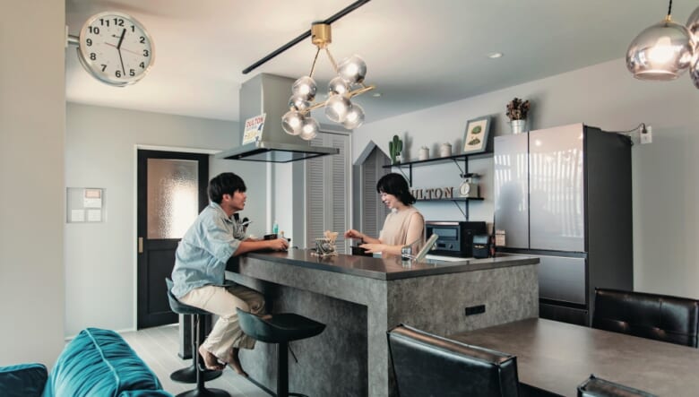 夫婦でお酒を飲むことが好きだそうで、調理師免許を持つ望さんが作った料理やつまみと一緒に、カウンターで過ごす。「どうしてもカウンターで食事がしたくて、造作してもらいました」。照明はハモサをセレクト。