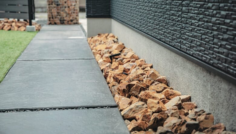 アプローチには、夜の照明としてDIYでソーラーライトを設置。