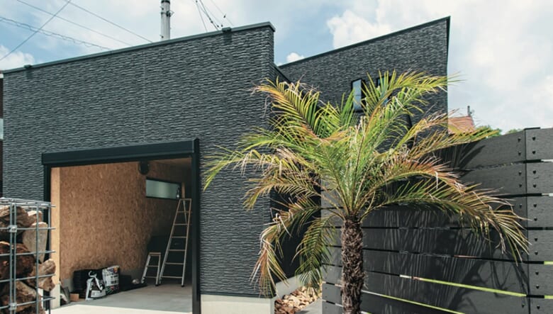 こちらも自作した外構のフェンス。ブロックや支柱などネットで細かくサイズを指定。「木材も考えたのですが、カビ問題など手入れが大変なので、人工素材を選びました。家の外壁と色を合わせたのもポイントです」。