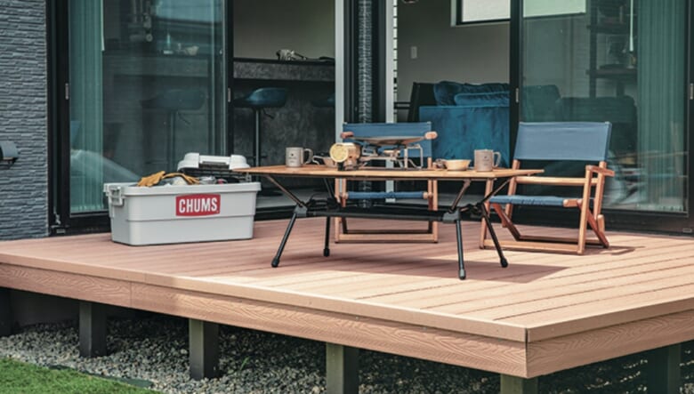 完成度の高いウッドデッキは、リビングと同じ高さで高倉さんがDIY。「YouTubeを参考にして作りました。ソト周りはDIYすると決めて、そのぶん、予算を抑えています」。