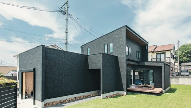 手前に張り出した空間は、外遊びで重宝しているというガレージ。