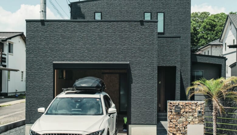 夫婦で好きなアウトドア、キャンプに出かけるとき、クルマへの荷物の積み下ろしが少しでもラクになるようにと、ガレージと土間を隣り合わせに。そのまま玄関、洗面台、リビングへと回遊できるのがとても便利だという。