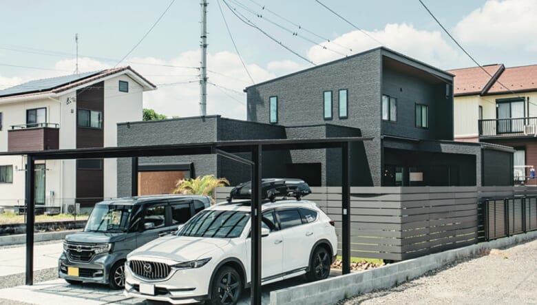 クルマ好きという高倉さんは、マツダCX-8が愛車。望さんが乗るホンダN-BOXと2台並ぶ広さでカーポートを設置。