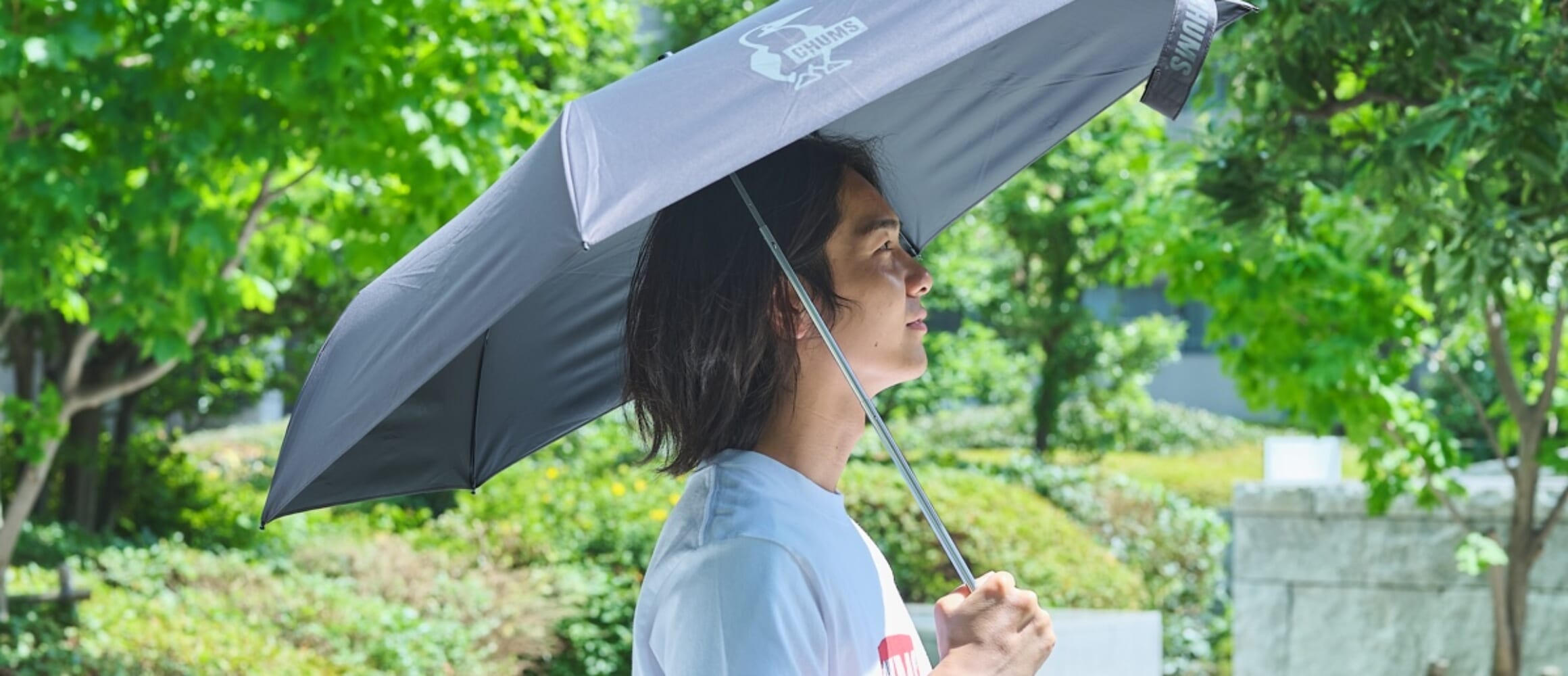 チャムスが放つ晴雨兼用の折り畳み傘が夏の味方に。軽くて大きいうえに