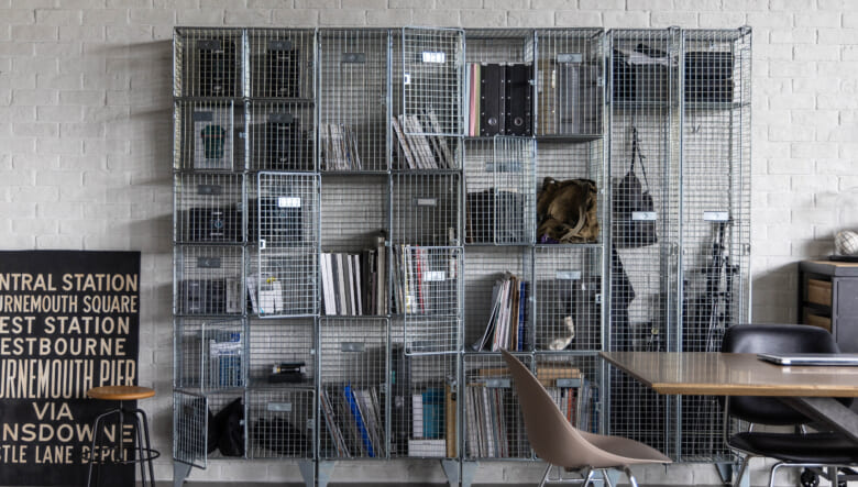 ギアや工具の格納は、CRASH GATEのラギッドな“メッシュラック”にお任せ！