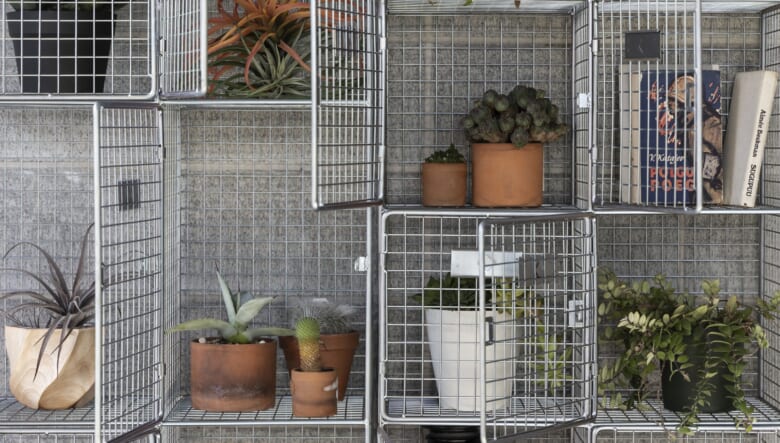 ギアや工具の格納は、CRASH GATEのラギッドな“メッシュラック”にお任せ！