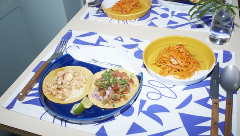 キャンプ飯を格上げ！ 希代のクリエイターと職人による“旅”モチーフのプレート&プレイスマット。