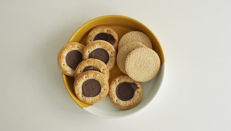 キャンプ飯を格上げ！ 希代のクリエイターと職人による“旅”モチーフのプレート&プレイスマット。