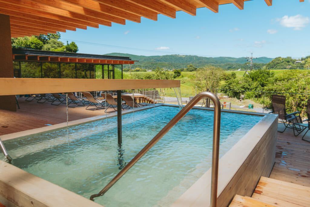 SATOYAMA TERRACEの水風呂と景観