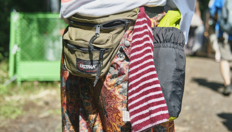 バンドT際立つ総柄パンツに注目。-FUJI ROCK FESTIVAL ’25-