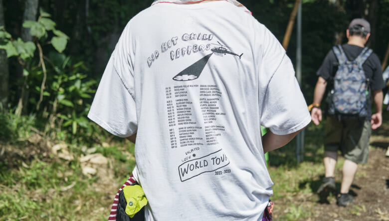 バンドT際立つ総柄パンツに注目。-FUJI ROCK FESTIVAL ’25-