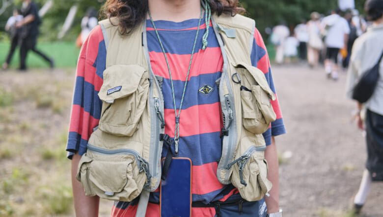 バッグ代わりに釣りベストを活用。-FUJI ROCK FESTIVAL ’25-