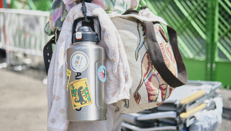 花柄開襟シャツをタックインコーデ。-FUJI ROCK FESTIVAL ’25-