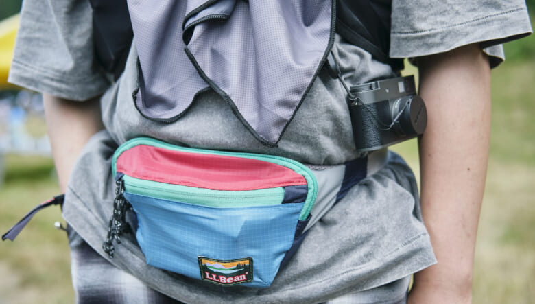 都会派カラーコーデを、いなたいポーチで外す。-FUJI ROCK FESTIVAL ’25-