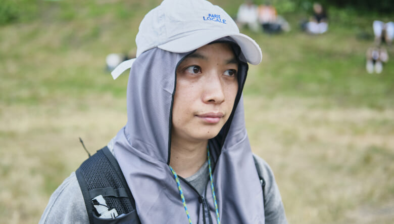 都会派カラーコーデを、いなたいポーチで外す。-FUJI ROCK FESTIVAL ’25-