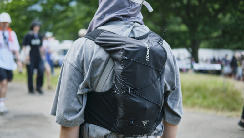 都会派カラーコーデを、いなたいポーチで外す。-FUJI ROCK FESTIVAL ’25-