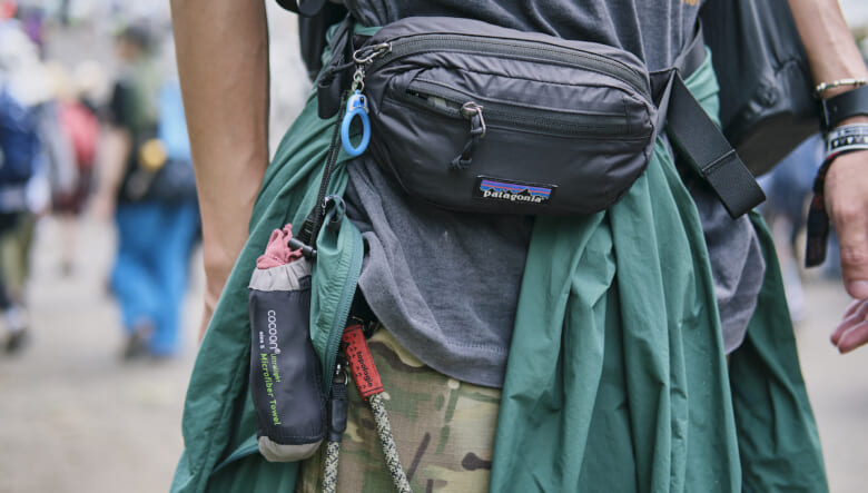 無骨さある色合わせに夏柄Tをバランスよく。-FUJI ROCK FESTIVAL ’25-