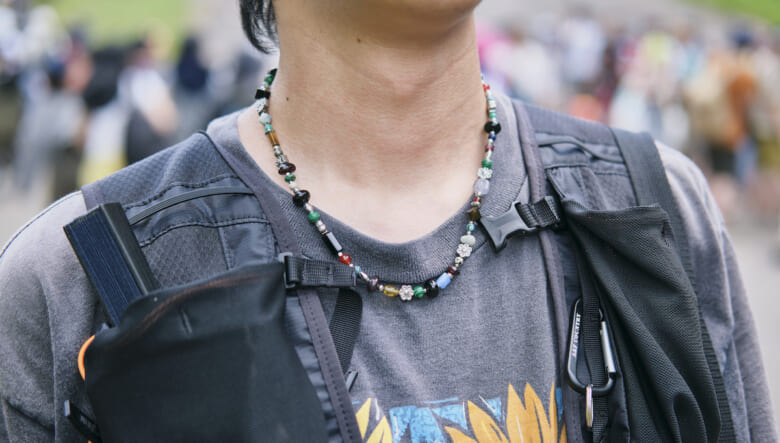 無骨さある色合わせに夏柄Tをバランスよく。-FUJI ROCK FESTIVAL ’25-