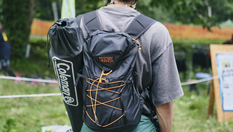 無骨さある色合わせに夏柄Tをバランスよく。-FUJI ROCK FESTIVAL ’25-