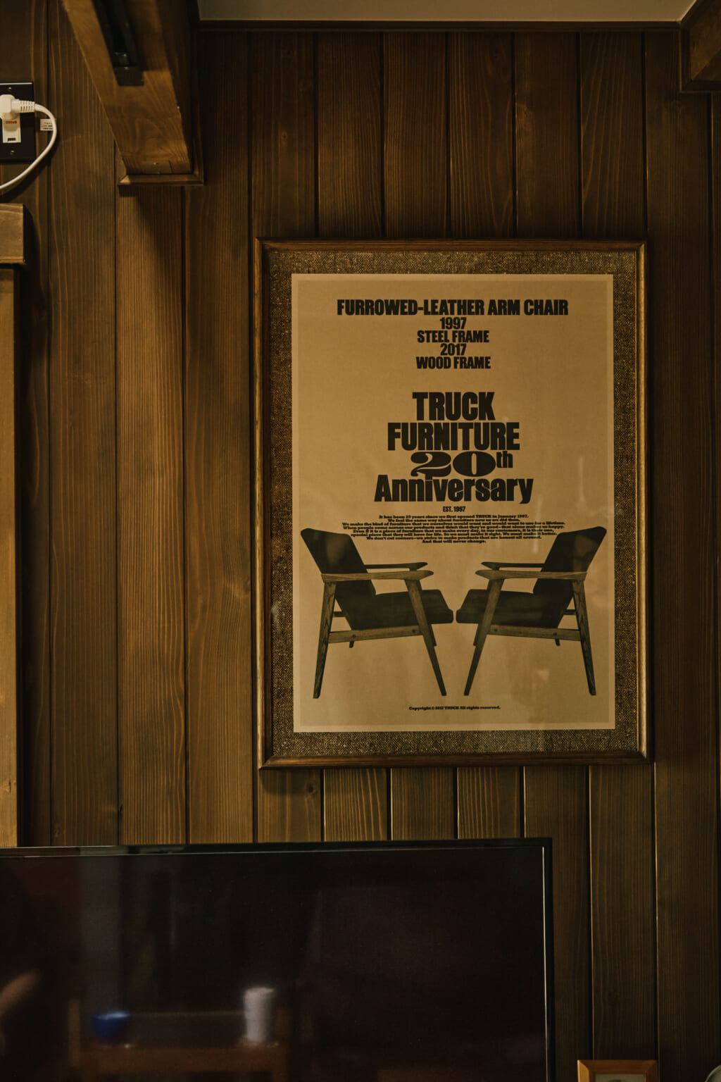 家具を揃えたトラックファニチャーのポスターをディスプレイ。