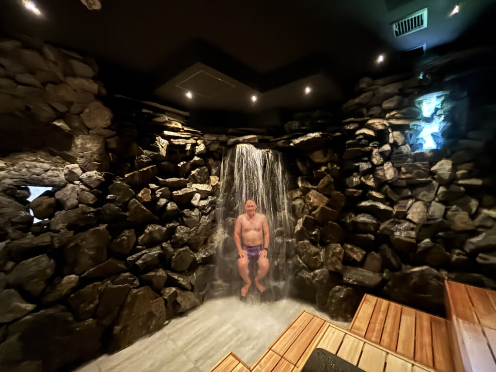 SATOYAMA TERRACEの滝サウナで滝に打たれる筆者