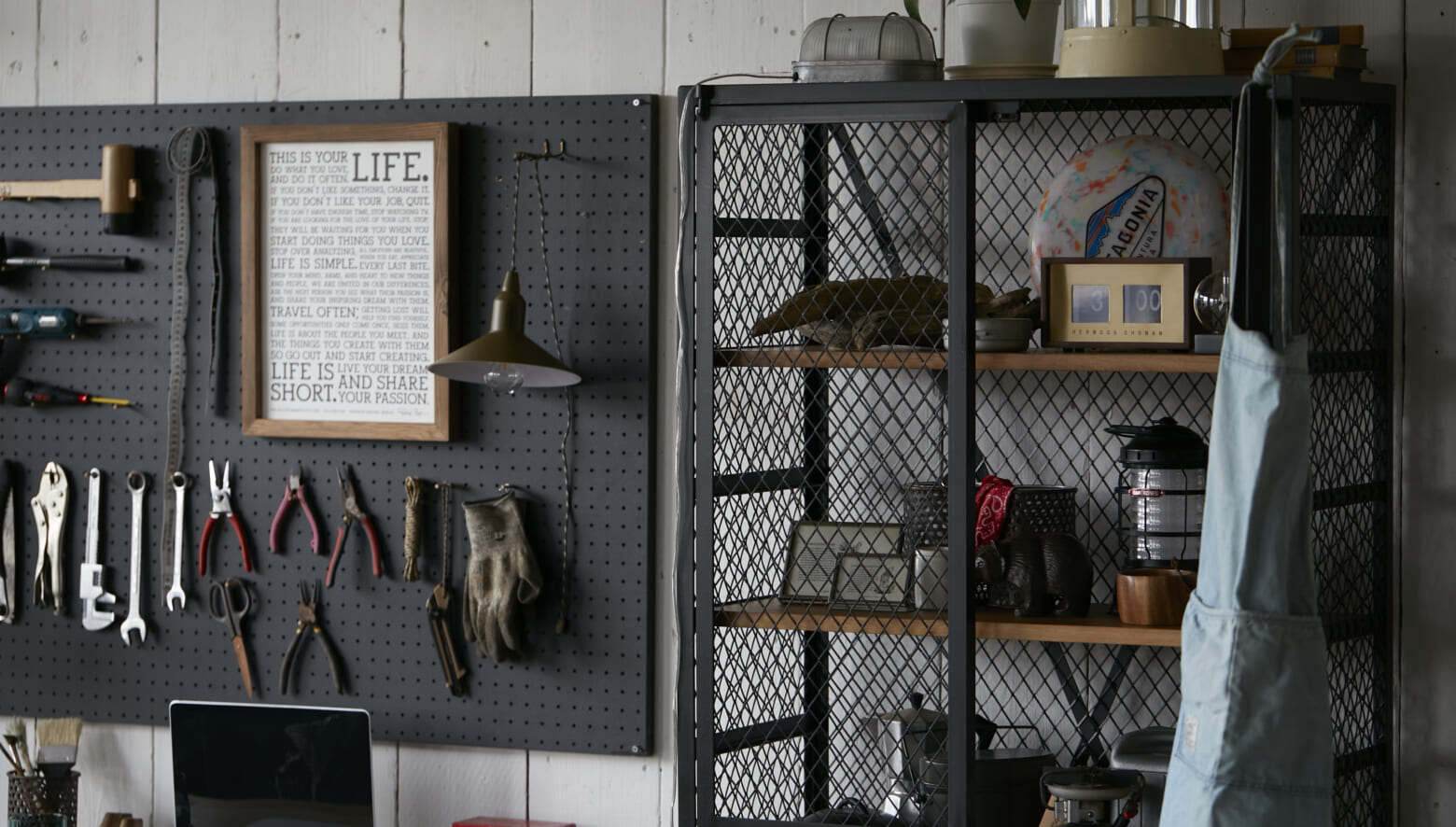 ギアや工具の格納は、CRASH GATEのラギッドな“メッシュラック”に