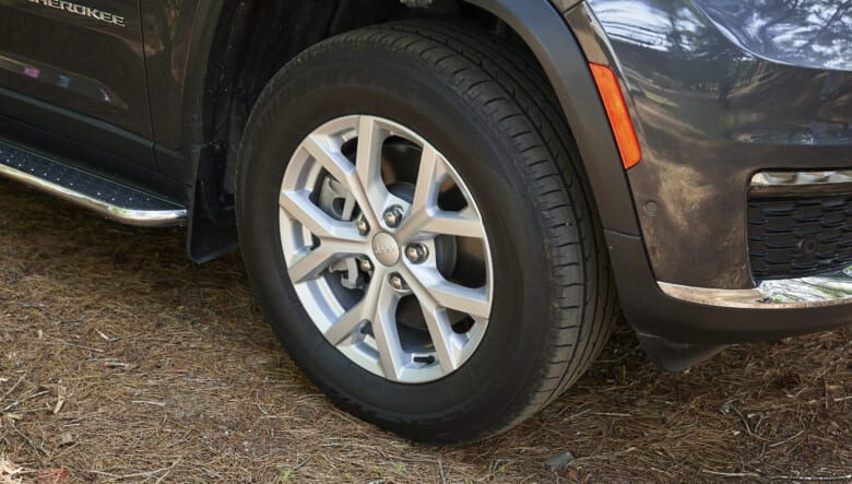 ’23 JEEP GRAND CHEROKEE LプレミアムSUVならではのラグジュアリーさを活かす。