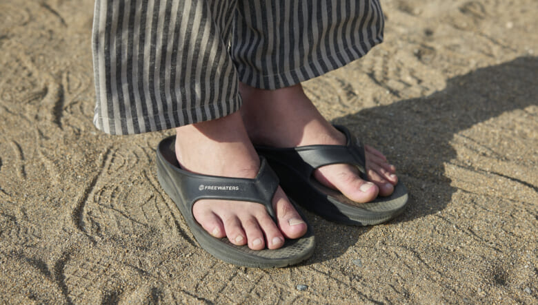 湖畔で水遊び後のリラックススタイル。-GO OUT CAMP猪苗代 vol.11-