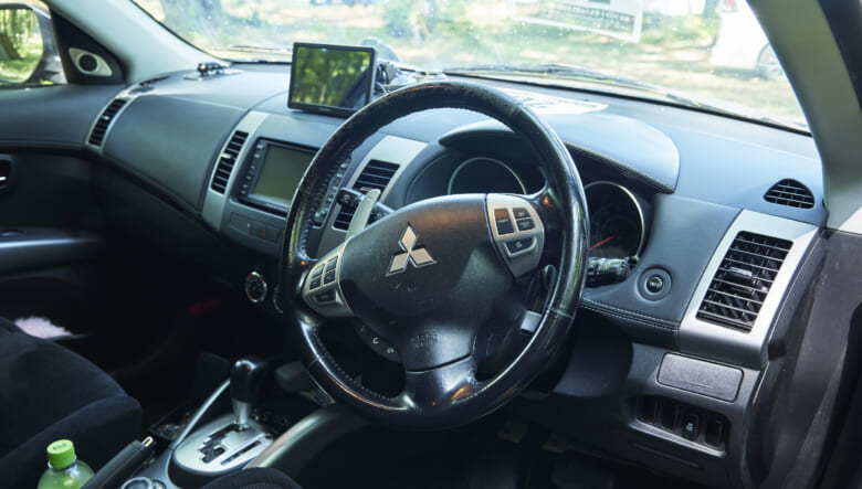 【’07 MITSUBISHI OUTLANDER】キャンプのために選んだ、スタイリッシュなSUV。