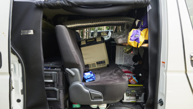 【’22 TOYOTA HIACE】フェイスのスペアタイヤが、アウトドア感を倍増する。