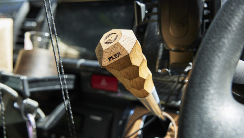 【’22 TOYOTA HIACE】フェイスのスペアタイヤが、アウトドア感を倍増する。