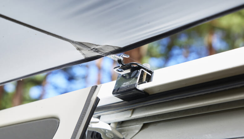 【’22 TOYOTA HIACE】フェイスのスペアタイヤが、アウトドア感を倍増する。