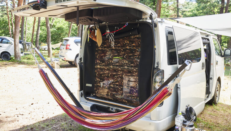 【’22 TOYOTA HIACE】フェイスのスペアタイヤが、アウトドア感を倍増する。