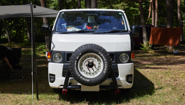 【’22 TOYOTA HIACE】フェイスのスペアタイヤが、アウトドア感を倍増する。