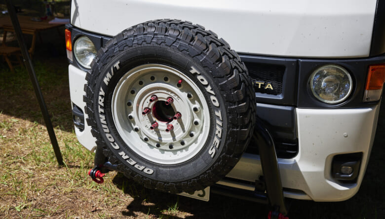 【’22 TOYOTA HIACE】フェイスのスペアタイヤが、アウトドア感を倍増する。