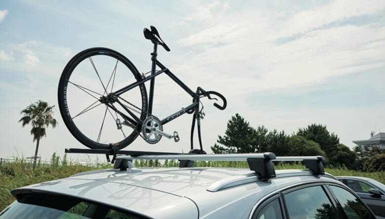 ルーフにはサイクルキャリアを設置。「ピストは軽量なので積み込みがラク」。