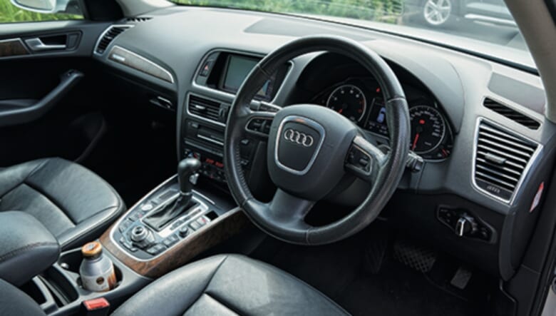 レザーシートやウッドパネルなど、内装は黒を基調とした落ち着いたオトナの雰囲気。